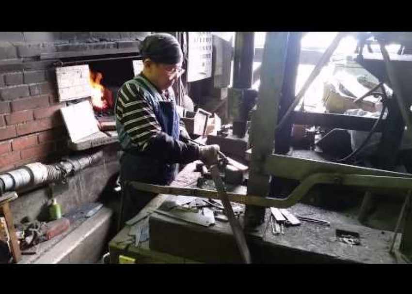 Kato smider kockknivar i Takefu